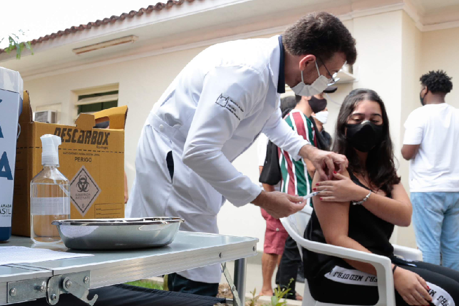 Covid-19: Brasil registra a menor média móvel de mortes do ano