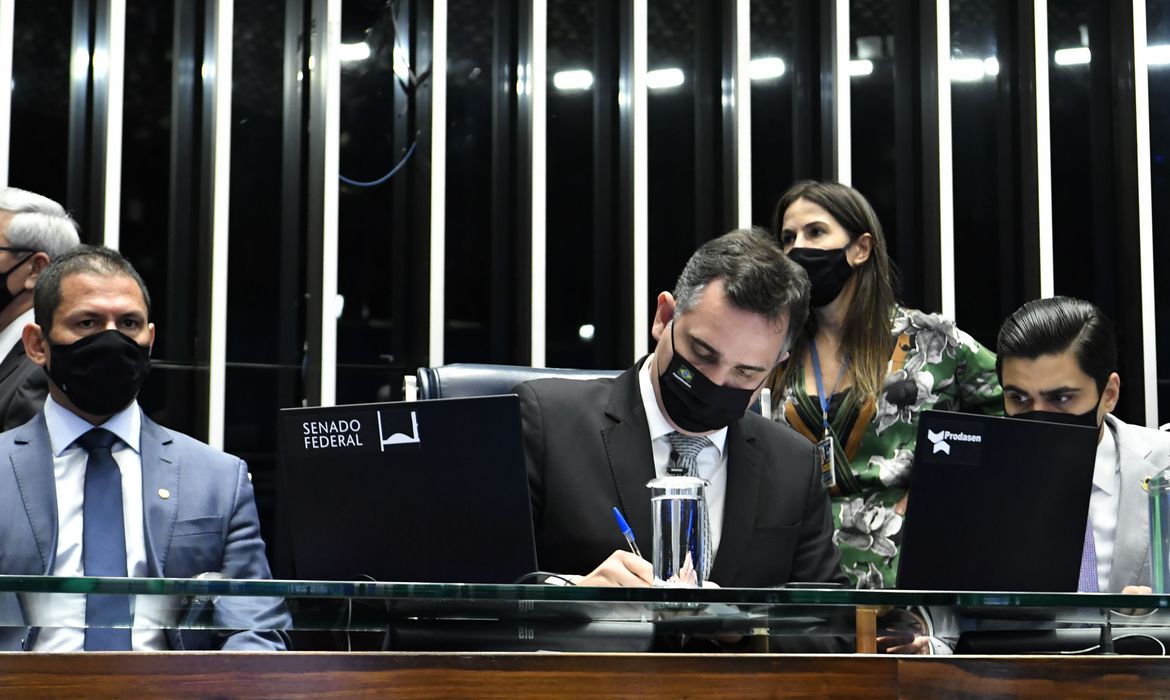 Rodrigo Pacheco, presidente do Senado, durante sessão do Congresso Nacional que promulgou a emenda constitucional da reforma eleitoral
