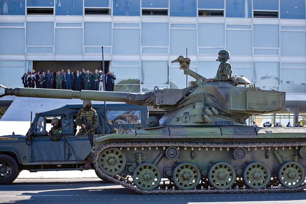BOA18565251-high.jpg EXAGEROS - Desfile de tanques na Esplanada dos Ministérios: Bolsonaro reconhece que extrapolou em algumas ocasiões -