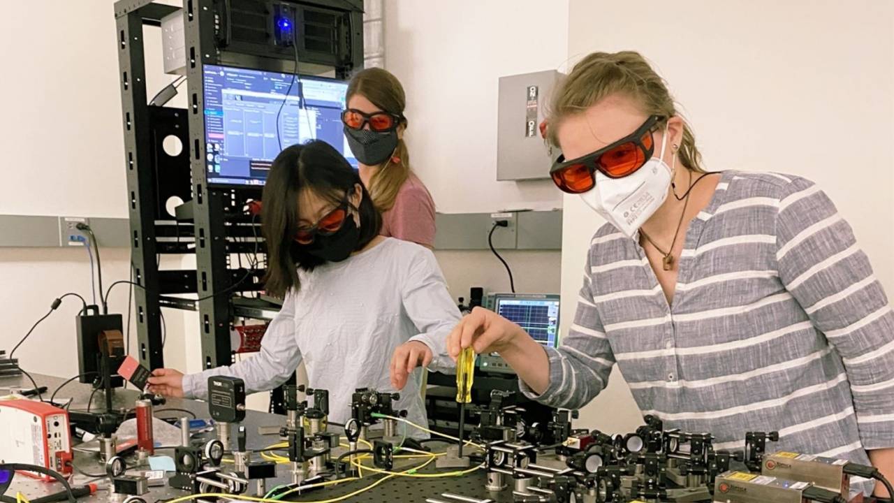 O objetivo do Centro de Biologia Quântica da UCLA é treinar estudantes e cientistas em início de carreira, promovendo colaborações de pesquisa e redes científicas. Da esquerda para a direita a alunas Brittany Lu, a pós-doutora Ana Valdes-Curiel e a aluna de doutorado Vanessa Scheller colaboram no laboratório liderado pela brasileira Clarice Aiello.