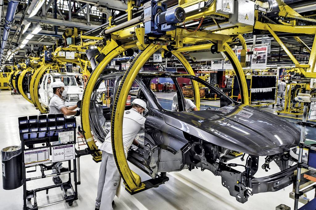 GettyImages-1219612922.jpg ECONOMIA - Linha de montagem de automóveis: Bolsonaro crê em melhora da perspectiva econômica nos próximos meses -