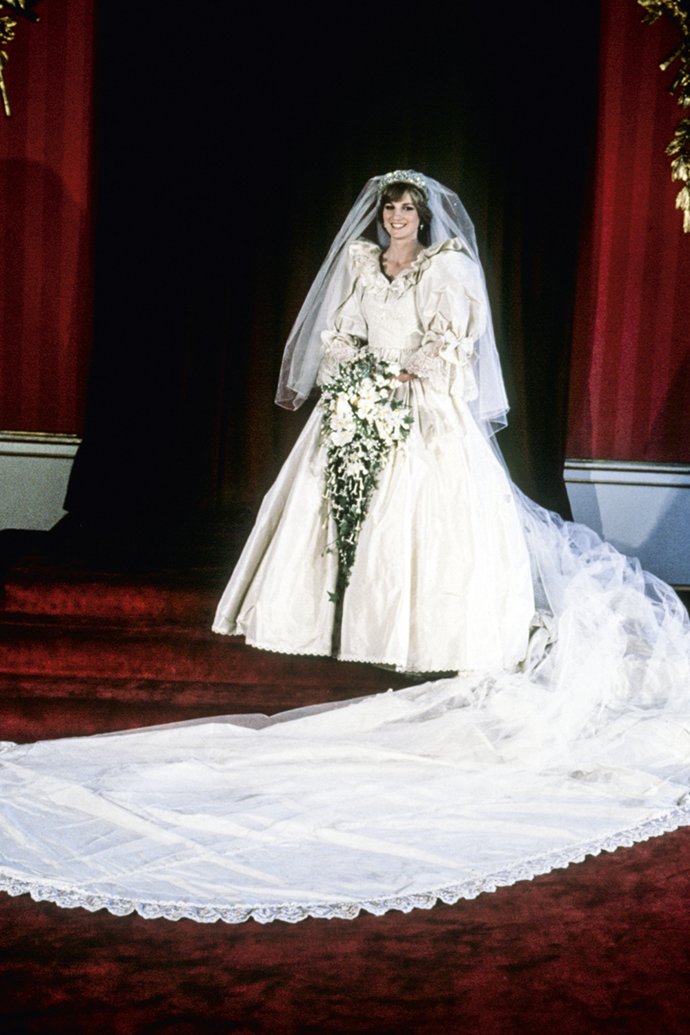 GettyImages-613464192.jpg PASSADO - Modelito bolo confeitado: o vestido de casamento da princesa Diana tinha 10 000 pérolas e uma cauda de 7,6 metros. Ele foi imitado por décadas, mas hoje quase ninguém se inspira em tanto volume e detalhes -