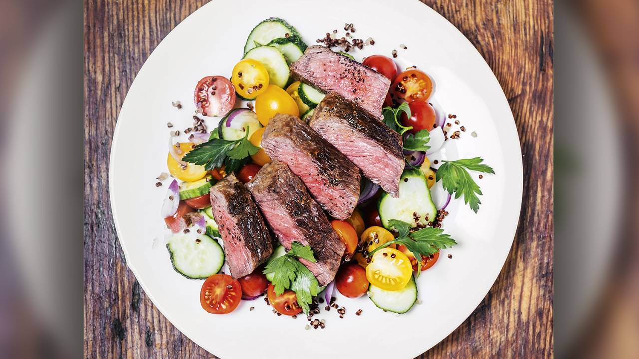 CARDÁPIO - Sugestão de almoço: muita proteína de carne bovina e vegetais -