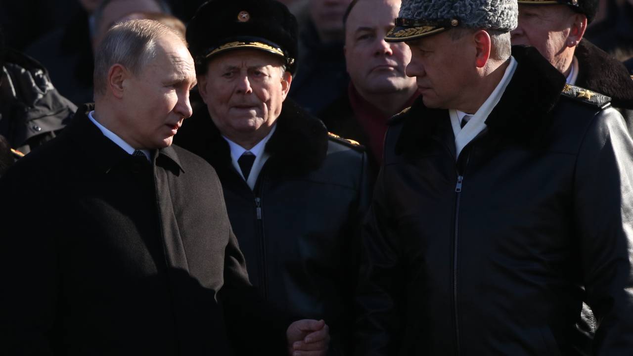 Vladmir Putin aperta a mão do general Sergey Shoigu, em evento realizado em Moscou, em 2018