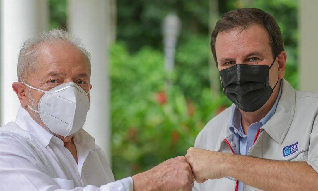 O ex-presidente Lula e o prefeito do Rio, Eduardo Paes, após almoço, em junho