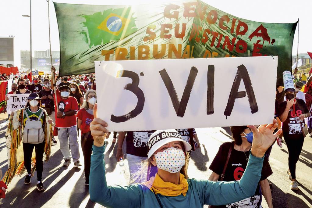 Manifestação-de-Oposições-na-Esplanda-dos-Minsitérios,-surge-o-primeiro-cartaz-a-favor-da-terceira-via,-24-de-julho-de-2021,-Foto-Orlando-Brito.jpg ALTERNATIVA - Brasília: manifestante anti-Bolsonaro rejeita a polarização -