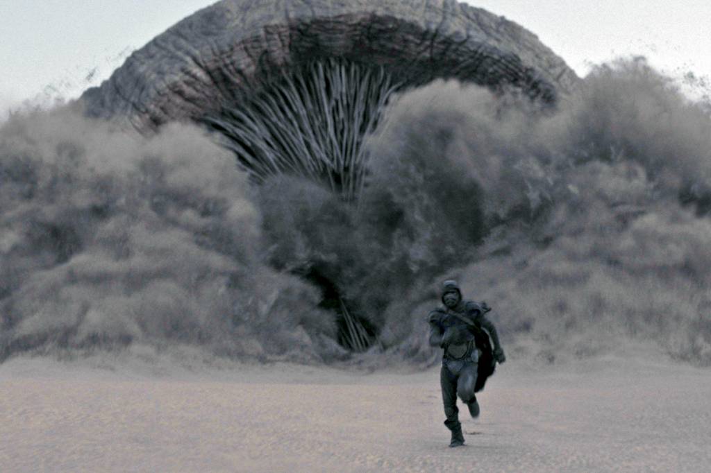 3-PAG.-ABRE-FILME-DUNE-2021-36.jpeg AQUI HÁ MONSTROS - Um dos “vermes de areia” emerge: eles disputam com os homens a preciosa “especiaria” -