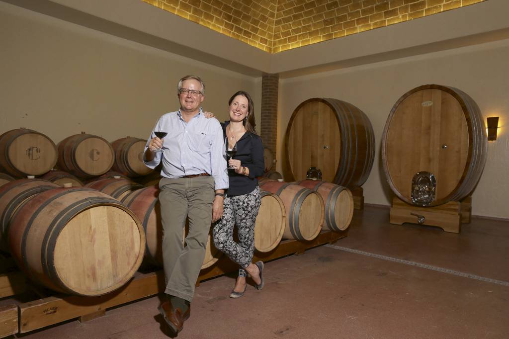 ALBERTO-WEISSER-COELHEIROS-1.jpeg ALBERTO WEISSER E GABRIELA MASCIOLI - O ex-CEO global da Bunge e sua mulher são donos da Herdade de Coelheiros, propriedade no Alentejo que tem como foco produzir rótulos exclusivos. Eles agora possuem seis marcas próprias -