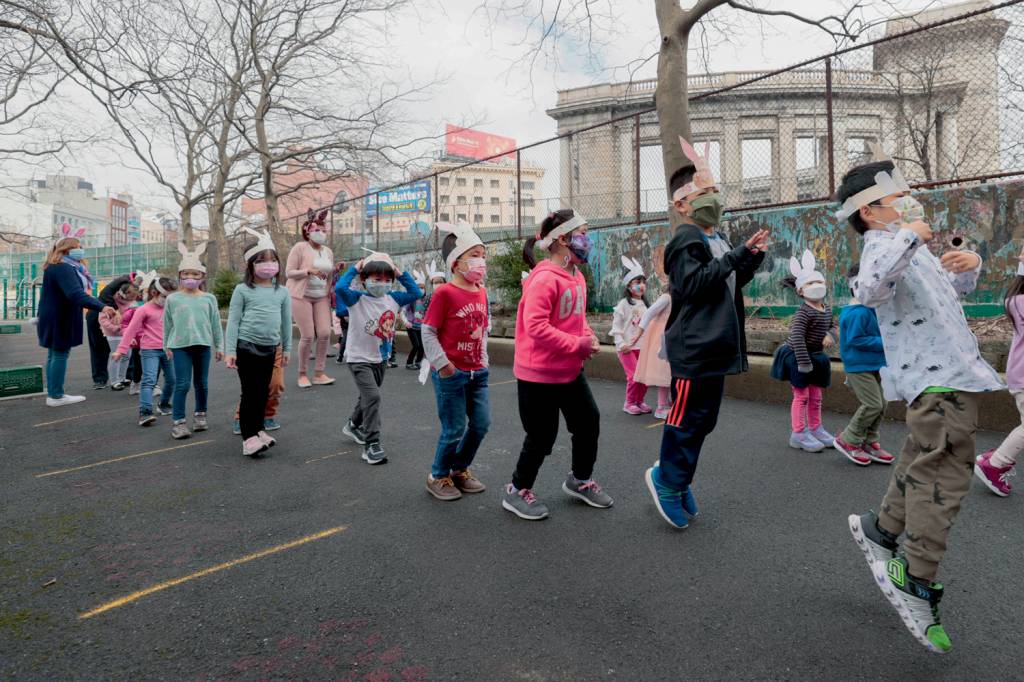 New York City Students Have Option To Opt Back Into In Person Learning NA FILA - Crianças separadas por estatura nos EUA: americanos estão menores -