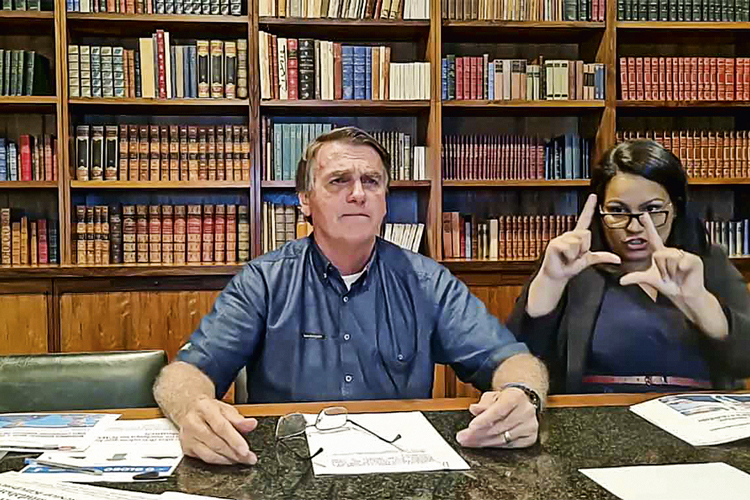 NA MIRA - Bolsonaro: as hostes digitais do presidente estão sendo combatidas em várias frentes -
