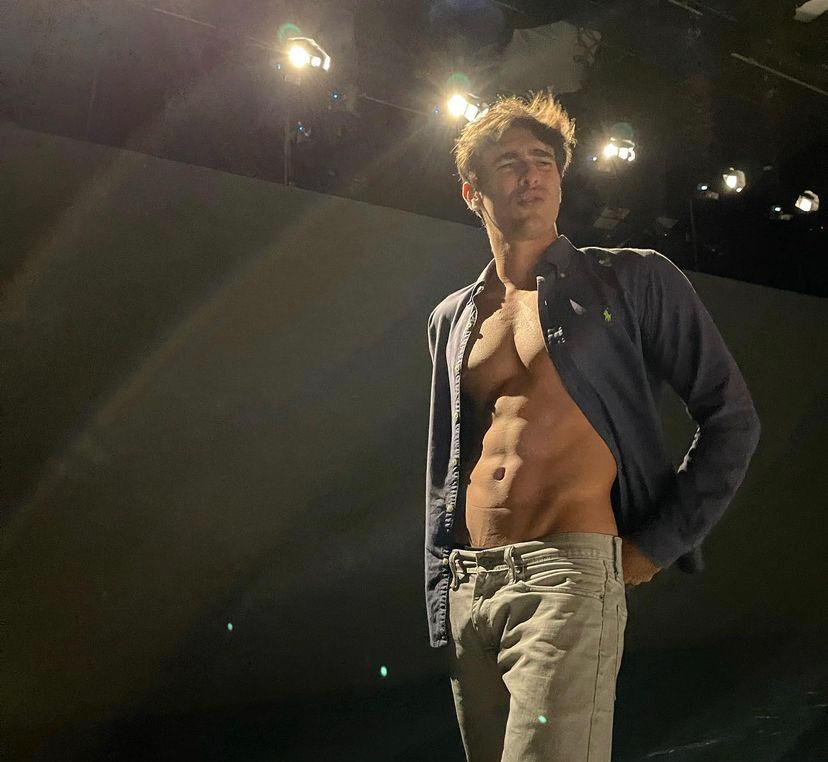 Verdades Secretas 2: personagem faz sexo com pais e filhos, a família toda