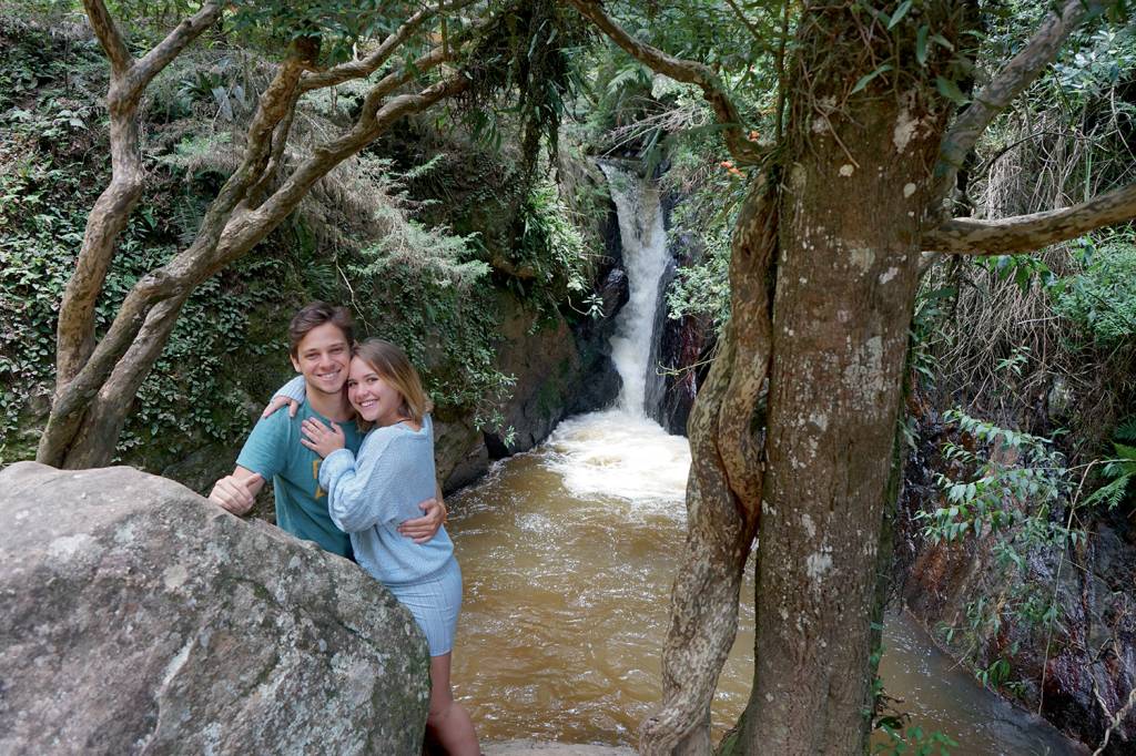 casal 2 – Maria Luisa e Raphael (1).JPG PREOCUPAÇÃO CONSTANTE - Estudantes de cinema na Califórnia, os brasileiros Raphael Tomé, 23 anos, e Maria Luísa Pizzato, 24, são veganos, cuidam do meio ambiente e pensam, no máximo, em adotar uma criança algum dia. “Ver de perto o impacto das mudanças climáticas é um tormento diário”, diz Maria Luiza. -