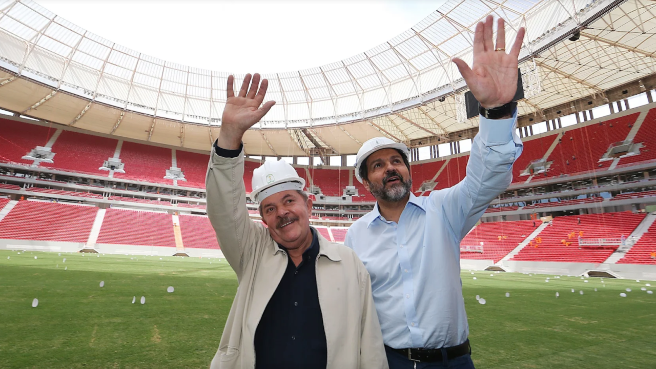 CONDENADO AO OSTRACISMO. O ex-presidente Lula visita o superfaturado Estádio Mané Garrincha ao lado do então governador do DF, Agnelo Queiroz: PT não empolga eleitores brasilienses na disputa pelo Palácio do Buriti.