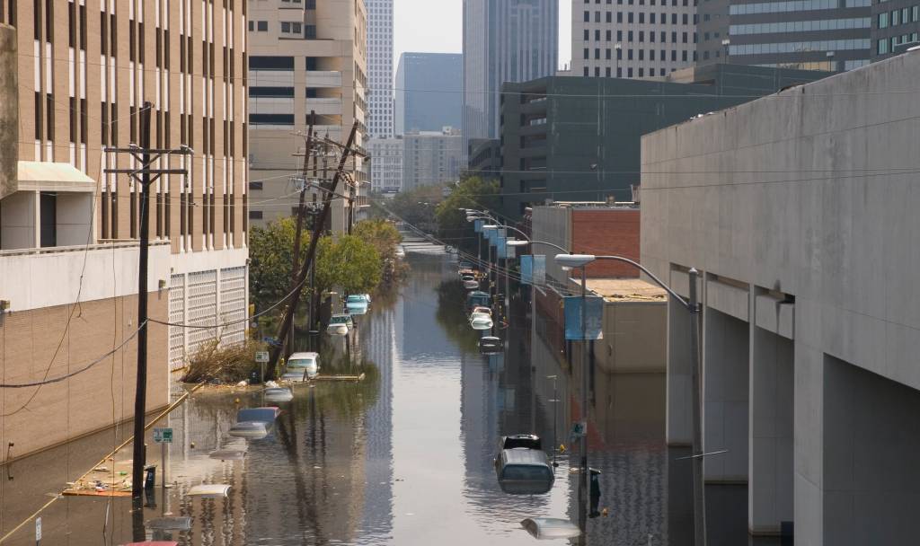 Sunken cars Nova Orleans submersa após passagem de furacão; diques falharam em proteger a cidade de inundações