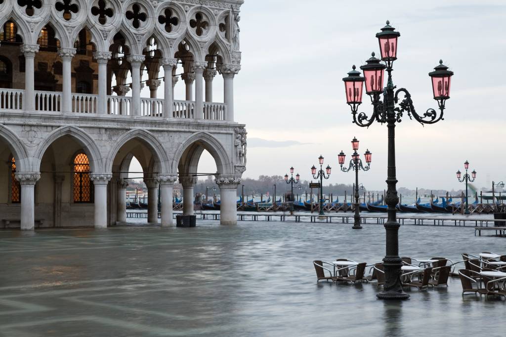 Flood at dawn on St. Mark´s Square in Venice Veneza inundada por enchente