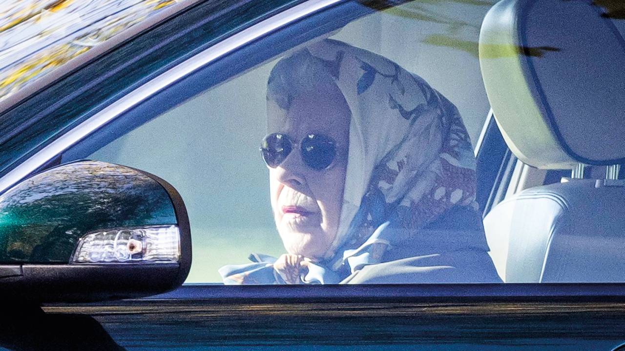 FORÇA - Elizabeth ao volante do Jaguar, depois da hospitalização: ruído nas ex-colônias e redução do número de súditos -