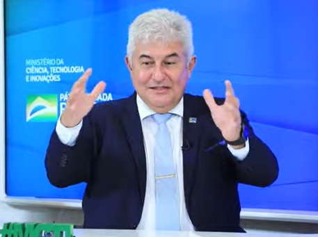 O ministro da Ciência e Tecnologia Marcos Pontes explica como a Terra é redonda: "pra aqueles que ficam acreditando em outras coisas por aí, que a terra é plana, essas bobagens"