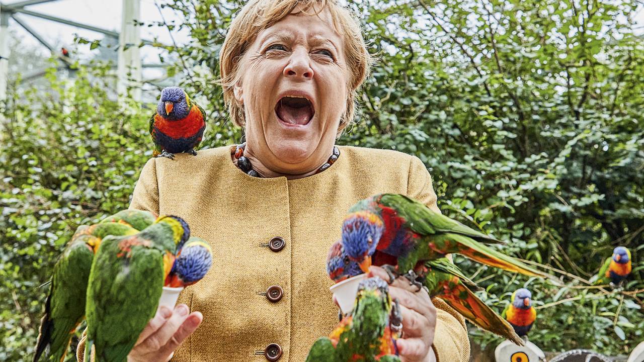 SÓ SORRISOS - Merkel às vésperas da aposentadoria: a liderança da Europa segue vaga desde que ela deixou o poder -