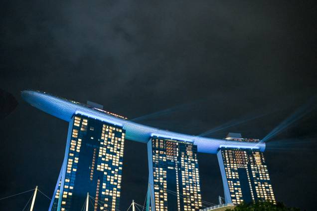 Show de luzes no topo do Marina Bay Sands hotel celebra o Ano Novo em Singapura Show de luzes no topo do Marina Bay Sands hotel celebra o Ano Novo em Singapura