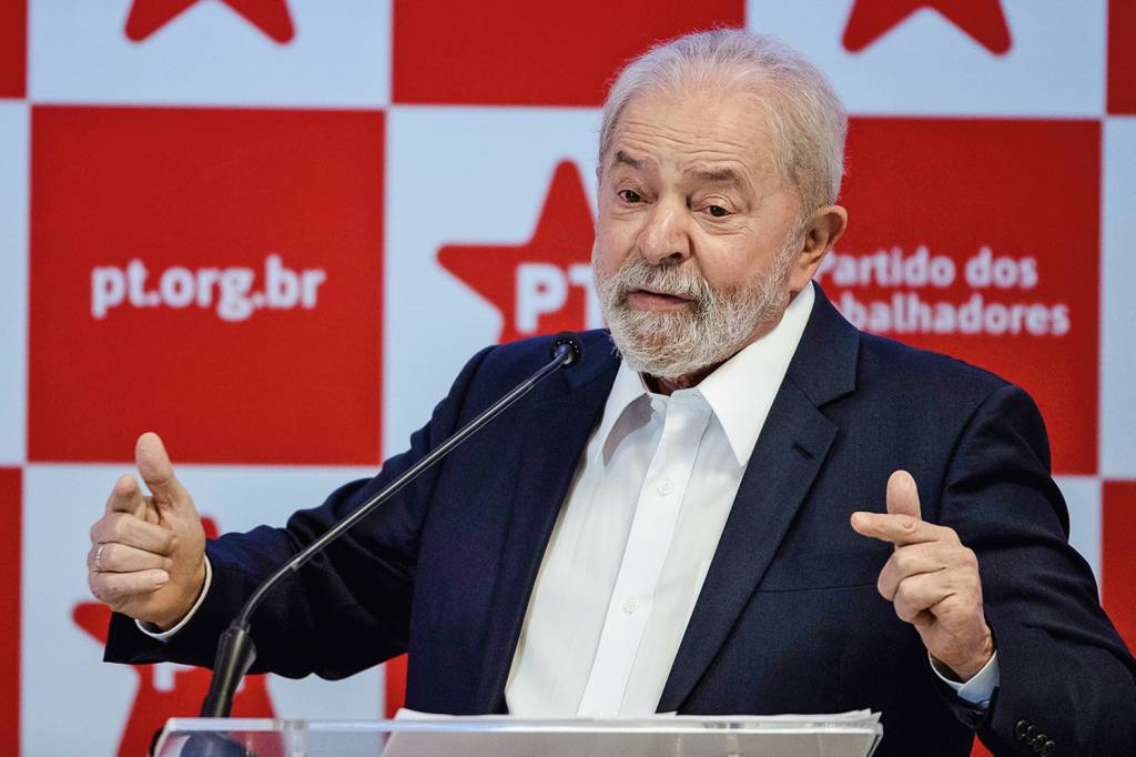 Lula cobra R$ 815 mil da OAS por dinheiro de apartamento no Guarujá
