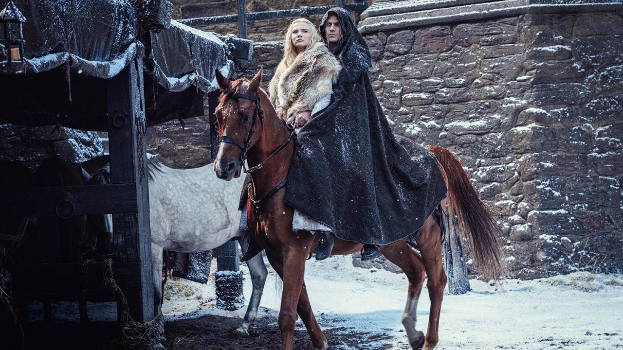 DESAFIO - Freya Allan, como Ciri, e Cavill, como Geralt: não bastassem a idade e os poderes, ela ainda é princesa -