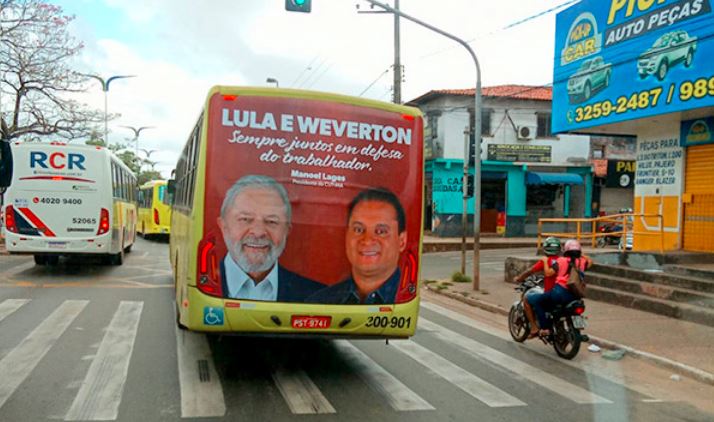 Weverton e Lula Ônibus com propaganda atrelando as candidaturas de Lula e do pedetista Weverton Rocha no Maranhão