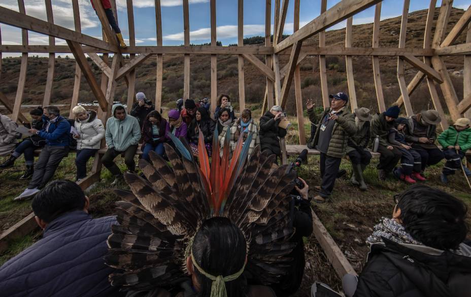 O grupo de visitantes prestigiou a obra e os indígenas falaram sobre as dificuldades que enfrentam em seus países