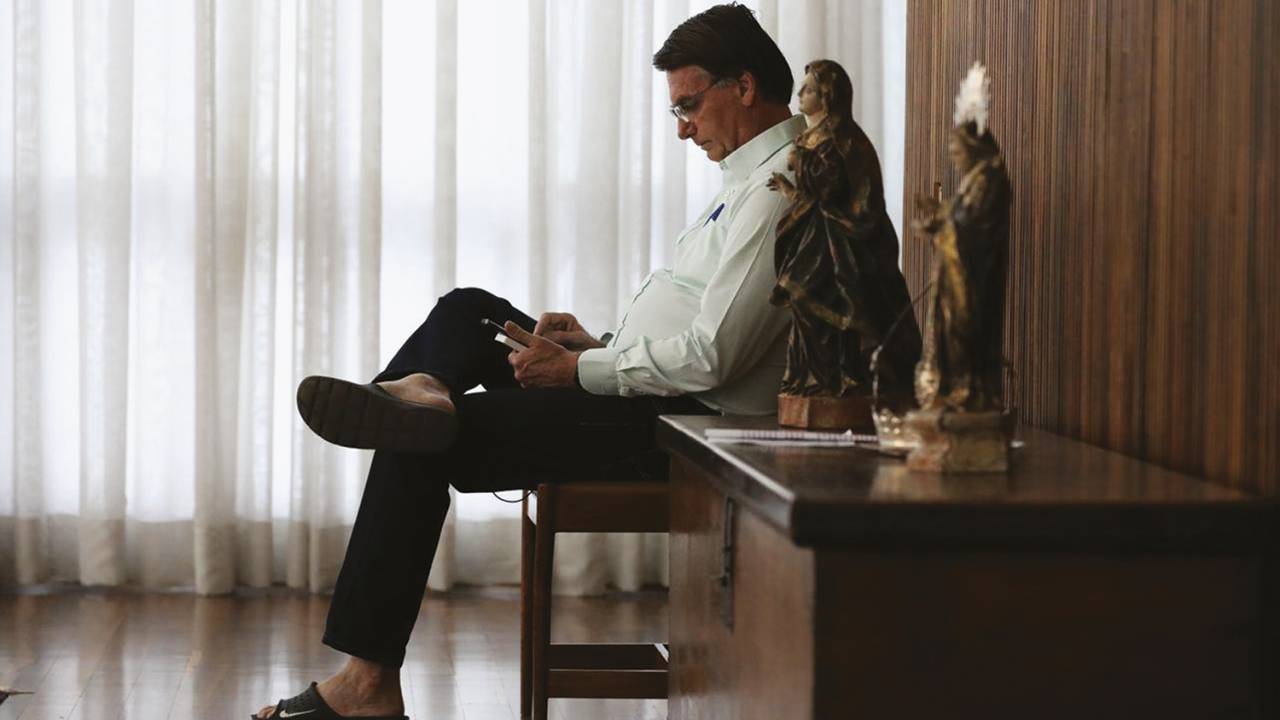 ON-LINE - Bolsonaro ao celular: o presidente usa as redes sociais para manter mobilizada a sua base radical -