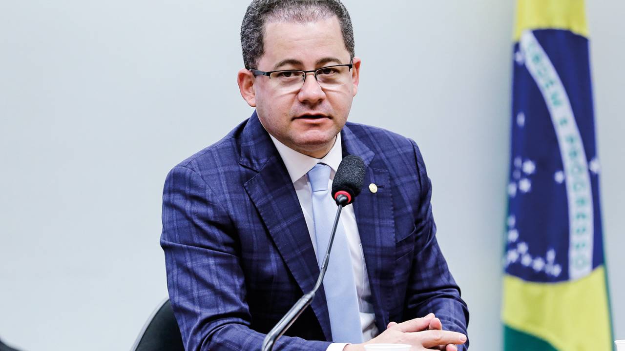 SILÊNCIO - Cezinha de Madureira: o atual presidente não fala sobre crise -
