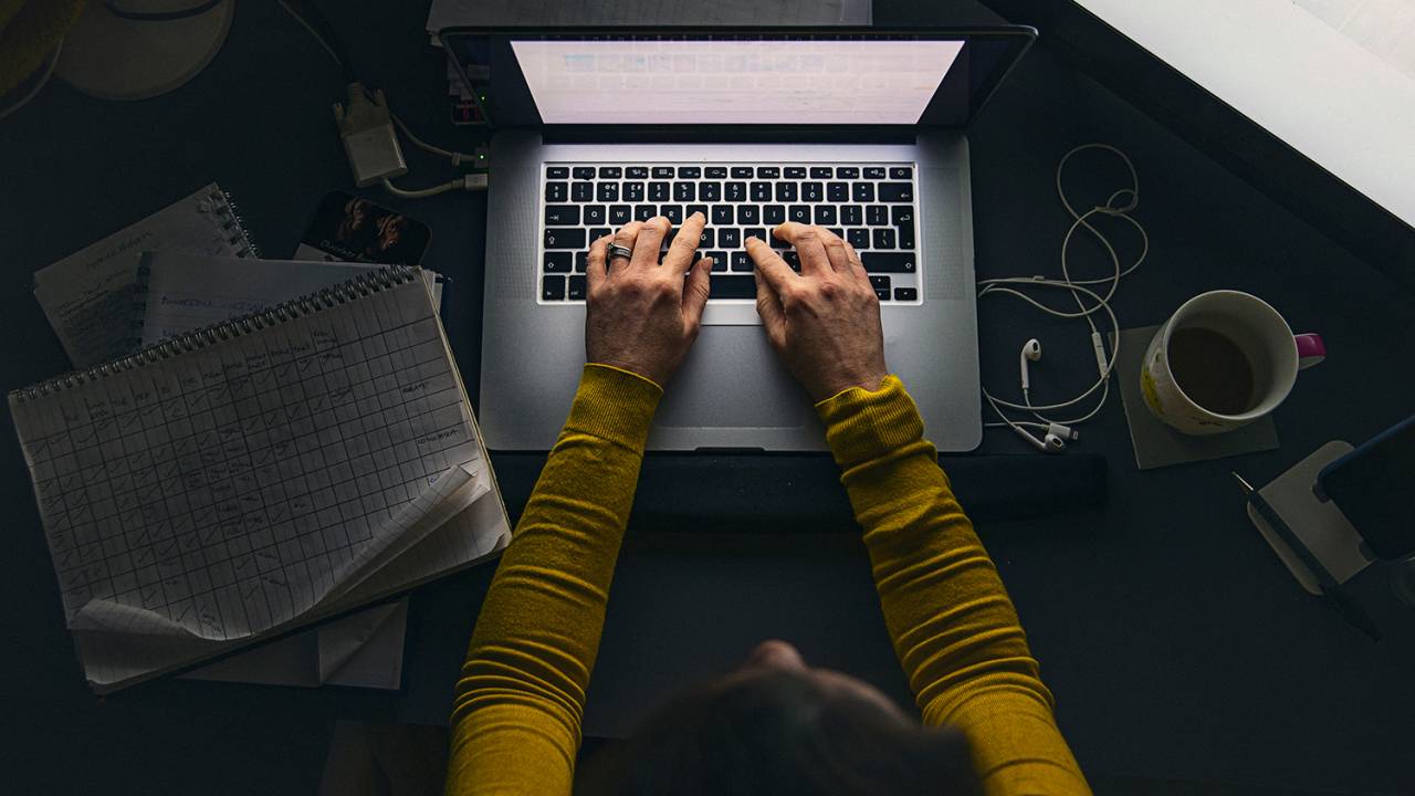 À DISTÂNCIA - Trabalho remoto: Isolamento na pandemia mudou a relação com a tecnologia -