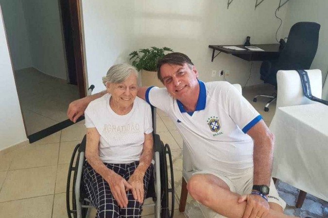 Deputada do PT propõe tirar nome da mãe de Bolsonaro de viaduto em SP
