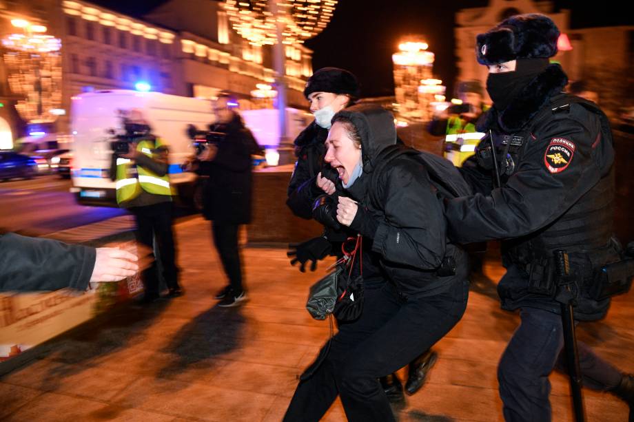 Policiais detêm um manifestante durante um protesto contra a invasão russa da Ucrânia, em Moscou -