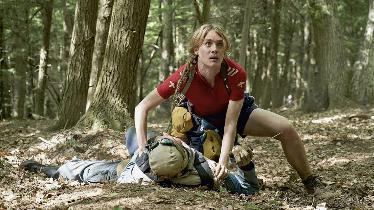 MAIS QUE SOBREVIVER - Mackenzie Davis em Estação Onze: a arte aplaca os traumas e o caos -