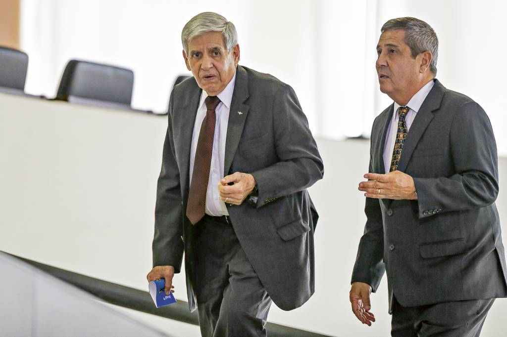 GENERAL-AUGUSTO-HELENO-WALTER-SOUZA-BRAGA-NETTO-2020-012.jpg COMITIVA DE FARDA - Heleno e Braga Netto: o presidente só quer a companhia de ministros militares na missão oficial -