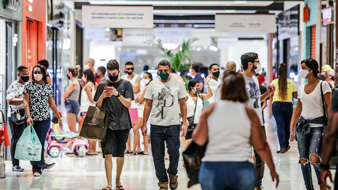 Consumidores fazendo compras em shopping