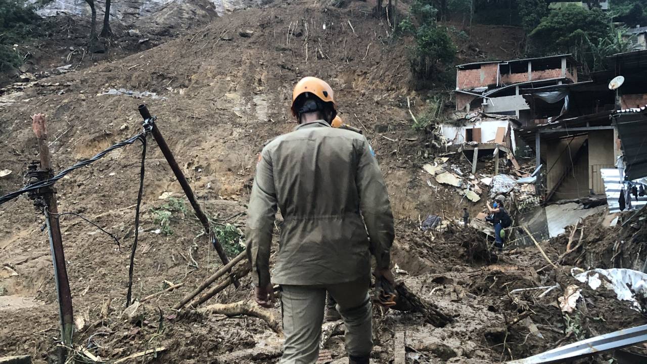 Bombeiro caminha sobre escombros no Morro da Oficina, em Petrópolis - RJ