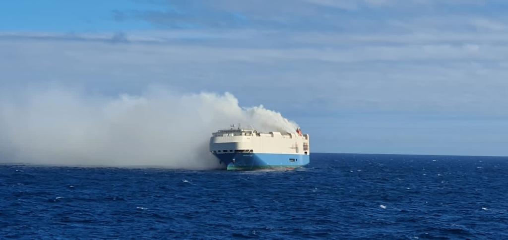 Navio Felicity Ace transportava 3 mil carros de luxo e pegou fogo no Oceano Atlântico, em território marítimo português