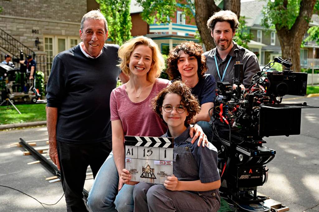 reitman Da esquerda para a direita, Ivan Reitman, Carrie Coon, Mckenna Grace, Finn Wolfhard e Jason Reitman nos bastidores de Ghostbusters: Mais Além (2021)