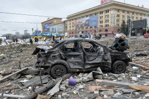 Carro destruído após ataque da Rússia ao centro de Kharkiv, segunda maior cidade da Ucrânia – 01/03/2022 – Carro destruído após ataque da Rússia ao centro de Kharkiv, segunda maior cidade da Ucrânia - 01/03/2022 -