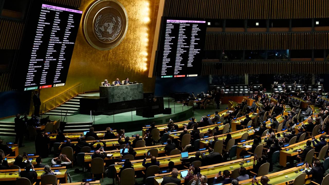 Delegates vote at the UN General Assembly Emergency session in New York on March 2, 2022, after a resolution condemning Russian invasion of Ukraine passed. - The UN overwhelmingly adopted a resolution that "demands" Russia "immediately" withdraw from Ukraine, in a powerful rebuke of Moscow's invasion by the global body charged with peace and security. (Photo by TIMOTHY A. CLARY / AFP)