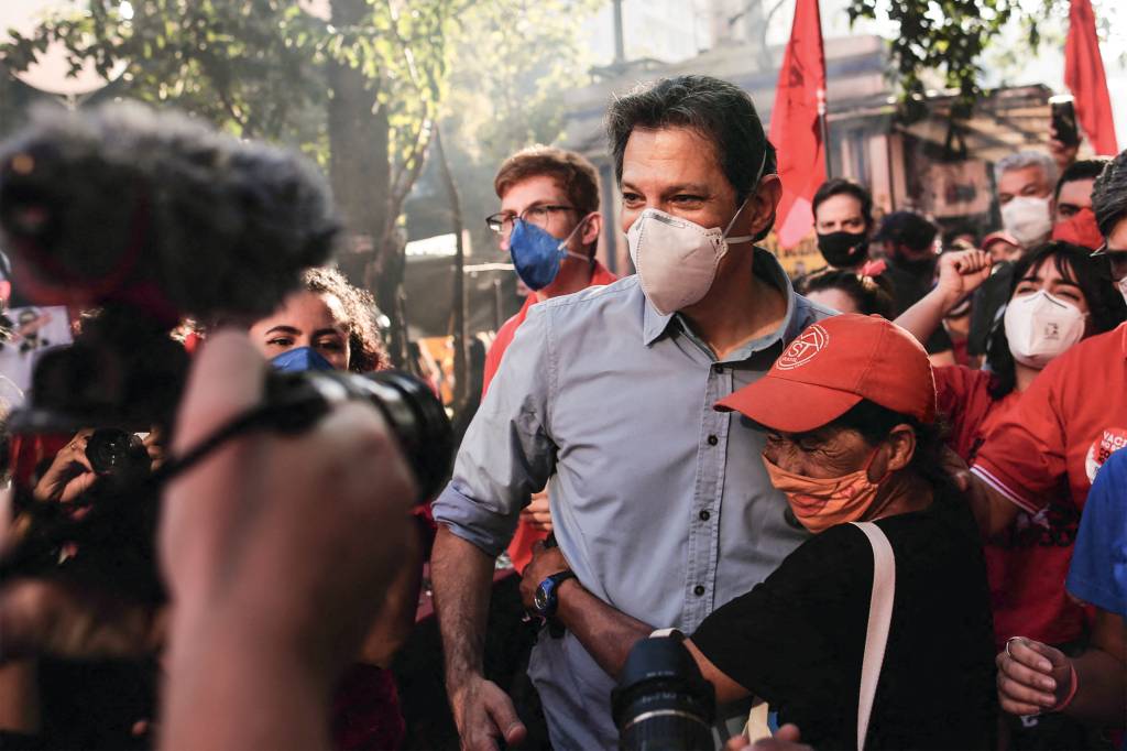 SAO PAULO, ACT AGAINST THE PRESIDENT OF THE REPUBLIC SP - Sao Paulo - 7/24/2021 - SAO PAULO, ACT AGAINST THE PRESIDENT OF THE REPUBLIC - Fernando Haddad (PT) during a protest against the Bolsonaro government on Avenida Paulista, in the downtown region of Sao Paulo, this Saturday (24) . Simultaneous demonstrations take place in several cities across the country and have different demands, such as the impeachment of President Jair Bolsonaro, emergency financial aid for the population and vaccines against COVID-19. Photo: Ettore Chiereguini/AGIF (Photo by Ettore Chiereguini / AGIF / AGIF via AFP)