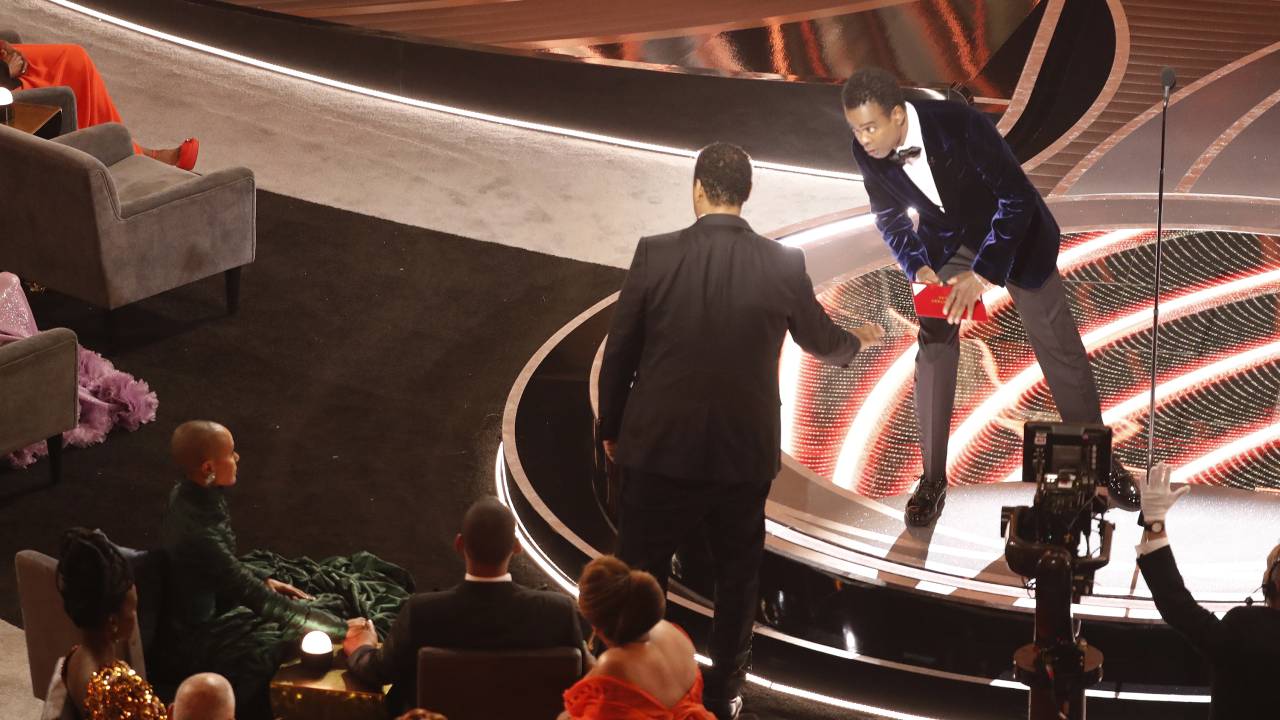 Hollywood (United States), 27/03/2022.- US actress Jada Pinkett Smith (L) and Will Smith (C) as US actor Chris Rock (R) speaks during the 94th annual Academy Awards ceremony at the Dolby Theatre in Hollywood, Los Angeles, California, USA, 27 March 2022. The Oscars are presented for outstanding individual or collective efforts in filmmaking in 24 categories. (Estados Unidos) EFE/EPA/ETIENNE LAURENT
