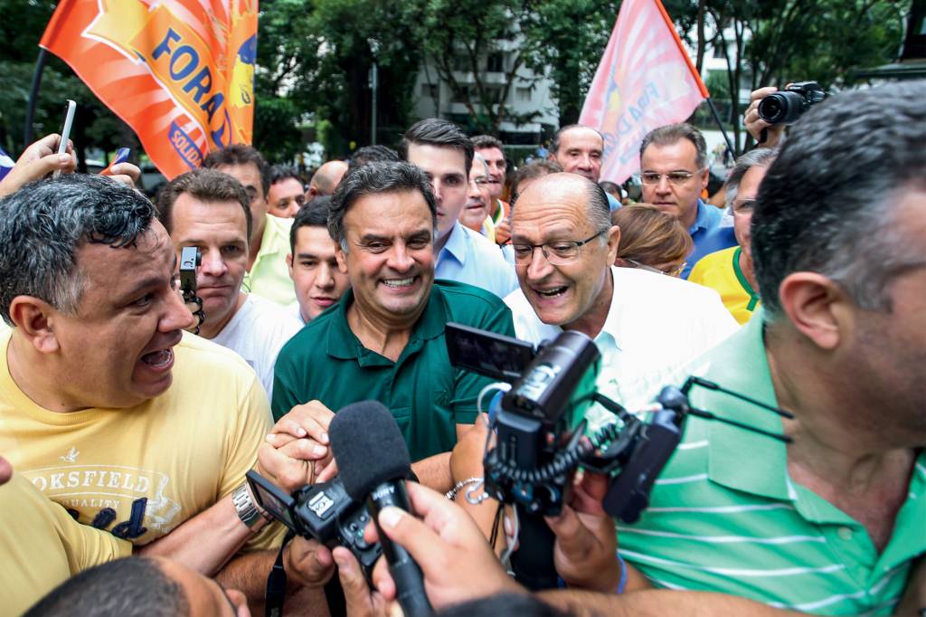 Geraldo Alckmin e o senador Aécio Neves durante protesto SÃO PAULO, SP, 13.03.2016: PROTESTOS-DILMA - O governador Geraldo Alckmin e o senador Aécio Neves durante protesto contra Dilma na av. Paulista, na região central de São Paulo - Manifestações contra o governo da presidente Dilma Rousseff (PT) em mais de 400 municípios brasileiros em todos os Estados, no Distrito Federal e também em 23 cidades de 13 países, entre eles Estados Unidos, Portugal, Espanha, Reino Unido, Suécia e Alemanha, neste domingo (13). (Foto: Bruno Poletti/Folhapress)