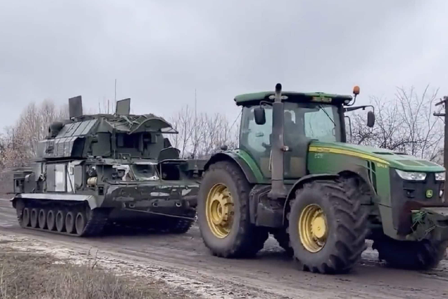 Agricultores ucranianos puxam com tratores tanques russos abandonados no sul do país -