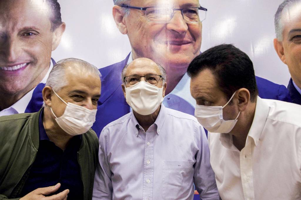 GERALDO ALCKMIN-KASSAB-MARCIO FRANCA-2021-02.jpg SAO PAULO (SP), 25.09.2021 - POLITICA/ELEICOES2022/SAO PAULO/ GERALDO ALCKMIN/MARCIO FRANCA/: O ex-governador Geraldo Alckmin (PSDB) participa de econtro com Marcio Franca (PSB), Gilberto Kassab (PSD) e Paulo Skaf (MDB) em Cajamar, regiao metropolitana de Sao Paulo, na manha deste sabado (25). Gritos de 'Fora Doria' foram ouvidos na plateia. (Foto: Bruno Rocha/Agencia Enquadrar/Agencia O Globo) SP