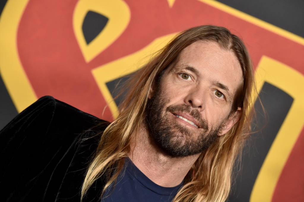 Filho de Taylor Hawkins emociona público em tributo da banda Foo Fighters