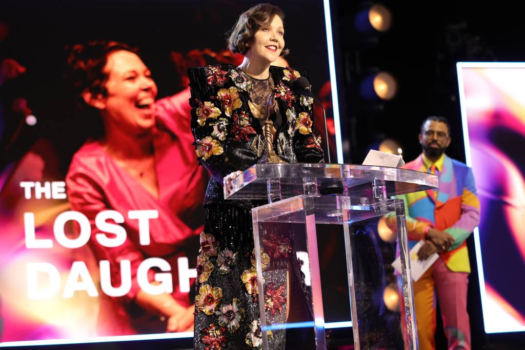 2022 Film Independent Spirit Awards – Best Of Maggie Gyllenhaal ganha prêmio de direção e roteiro no Independent Spirit Awards em 2022 pelo filme 'A Filha Perdida'
