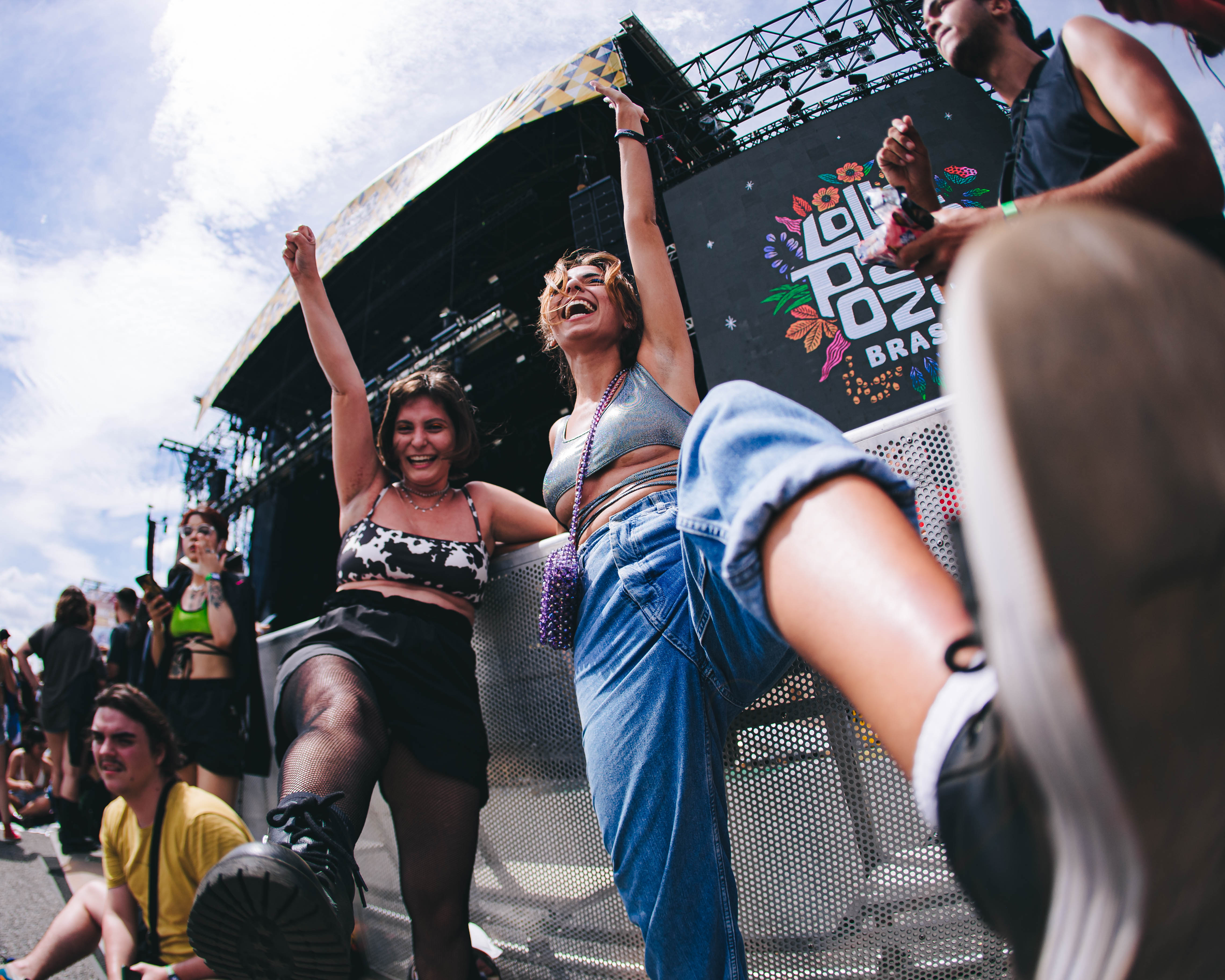 Após reclamar de show na véspera, Doja Cat arrasta multidão no Lolla