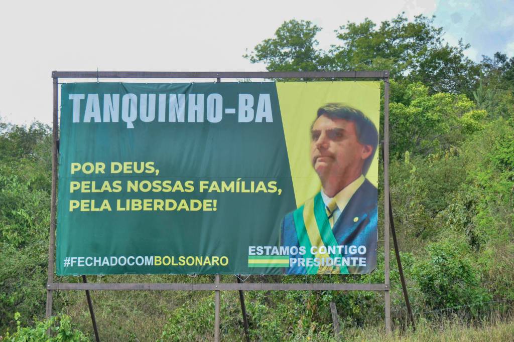 Outdoor apoio Presidente Jair Bolsonaro Tanquinho Outdoor de apoio ao Presidente Jair Bolsonaro e visto na cidade de Tanquinho, BA, nesta quinta feira, 24. Luiz Tito/Futura Press 24/03/2022