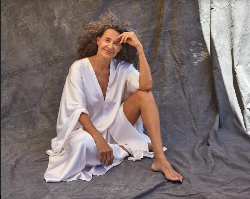 Depois de quase dez anos, a cantora Simone lança um novo álbum, intitulado "Da Gente"